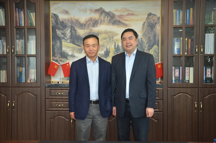 1492481292550547.jpg 1-2赵振元与施正荣亲切合影.JPG