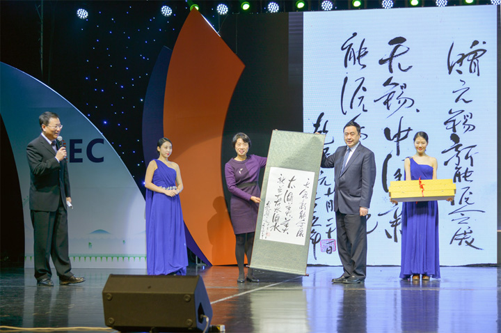 1493780210401229.jpg 赵振元向徐慧娟赠送其作品.jpg