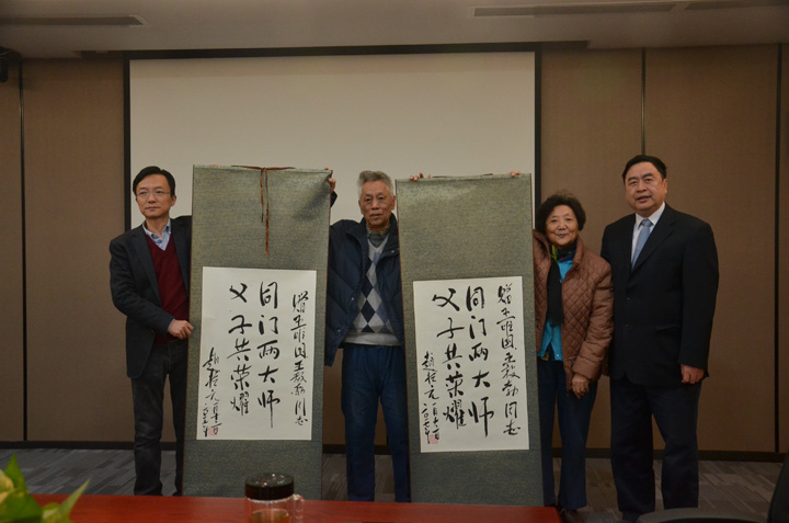 1496419397792158.jpg 5-赵振元向两位大师赠送书法作品并亲切合影留念.JPG