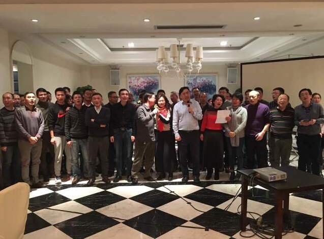 1496421510798040.jpg 6-赵振元与大家合唱《我们是一家人》.jpg