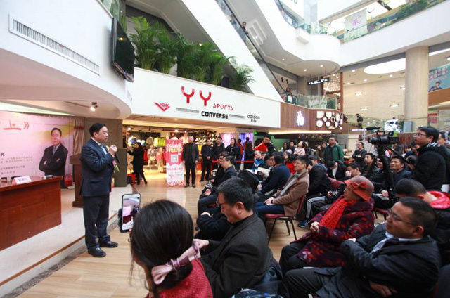 1496425327102303.jpg 12-赵振元认真回答提问.jpg