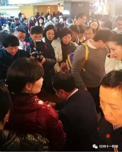 1496425428138683.jpg 15-读者排队等候签名,把赵振元围得水泄不通.webp.jpg