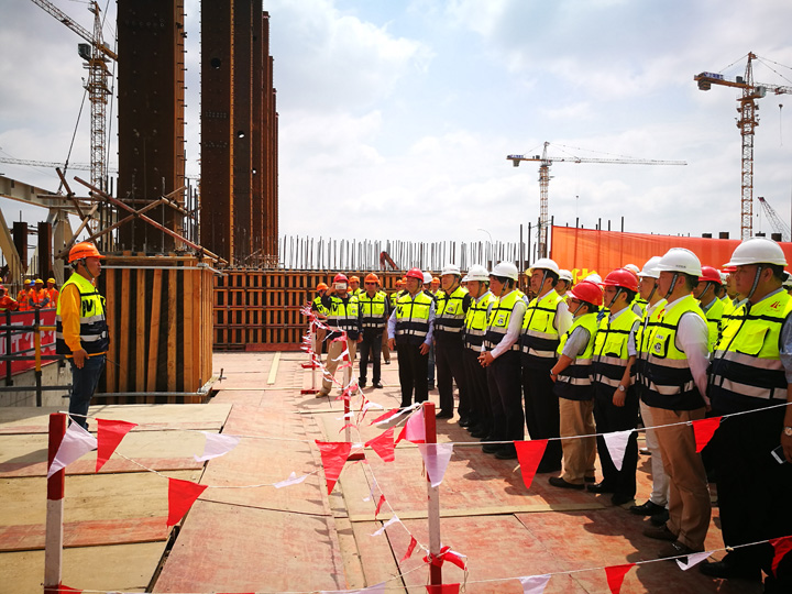 1496426814797936.jpg 2-上海建工机施公司项目经理詹志勇宣布华力12英寸生产线建设项目钢屋架安装仪式正式开始.jpg