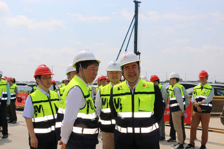 1496426943148689.jpg 5-赵振元同志与张素心董事长亲切交谈.jpg