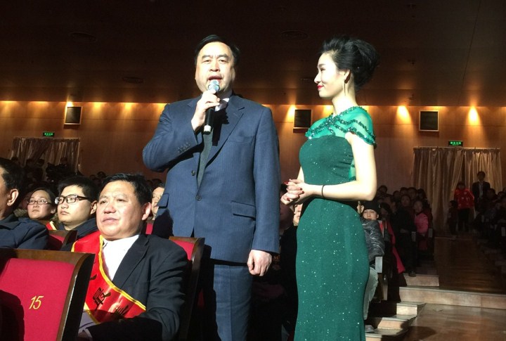 1496474254285518.jpg 5-赵振元同志接受巩义电视台著名主持孟姹直播采访.jpg