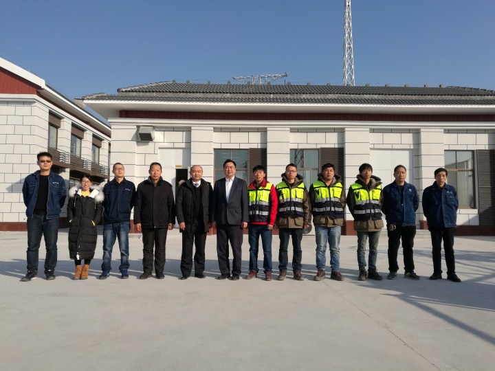 1496474443589662.jpg 12-赵振元同志和现场工地的同志们亲切合影.jpg