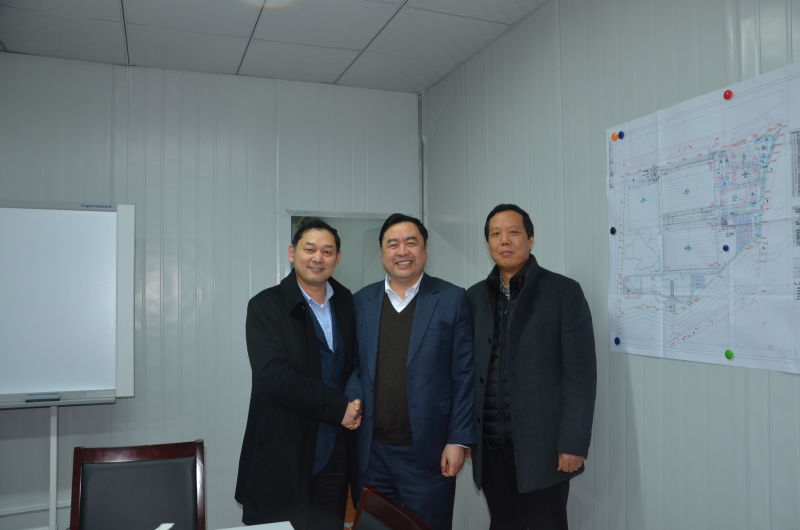 1496476466156657.jpg 3-赵振元、何平与项目指挥长孙学军同志亲切合影.jpg