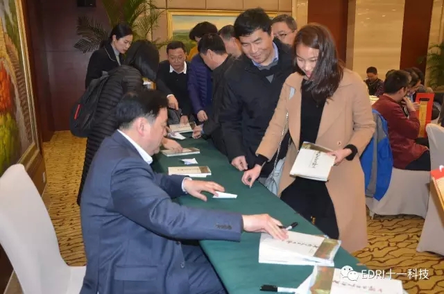 1496476533139771.jpg 6-现场等待签赠的同志排起了长龙.webp.jpg