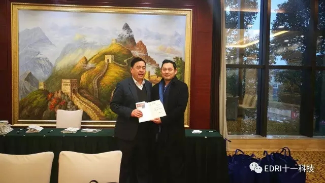 1496476555832209.jpg 7-赵振元同志向孙学军指挥长赠书.webp.jpg