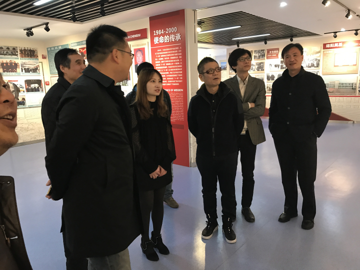 1496478513714958.jpg 3-客人参观十一科技院史馆.jpg