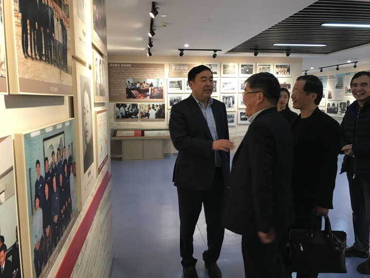 1496479454392067.jpg 4-赵振元同志亲自向到访客人介绍十一科技院史馆2.jpg