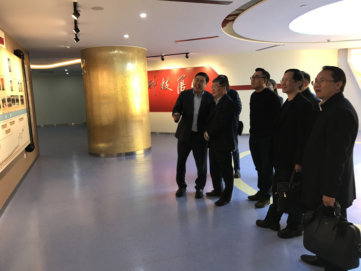 1496479461113686.jpg 5-赵振元同志亲自向到访客人介绍十一科技院史馆.jpg