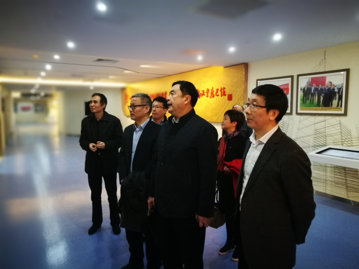 赵振元同志向无锡产业集团刘涛书记一行介绍十一科技院史馆3.jpg