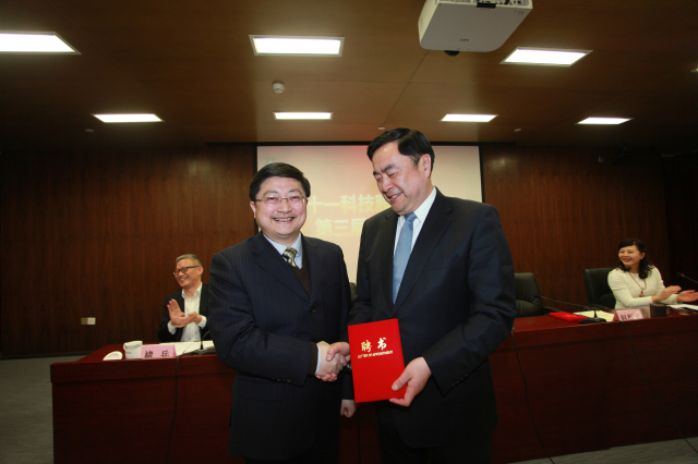 6- 十一科技股份公司董事长赵振元同志为新一届董事孙鸿伟先生颁发聘书.jpg