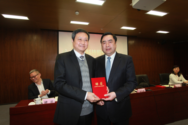 8- 十一科技股份公司董事长赵振元同志为新一届董事杨少波先生颁发聘书.jpg