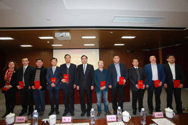 21-十一科技股份公司执行班子成员何平、王明云、王毅勃、孙明、白焰、余才志、王利、万里浪、季超、姚红亲切合影.jpg