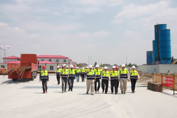 4-与会领导参观华力工地.jpg
