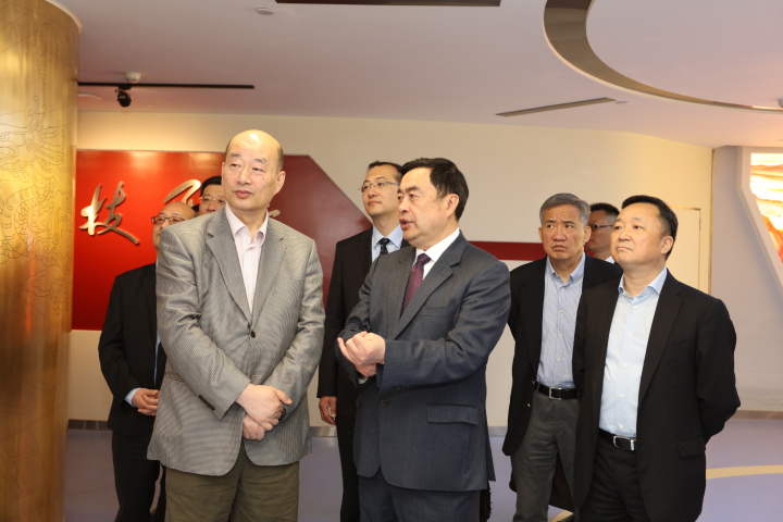 1496508348747018.jpg 3-赵振元董事长向傅文彪董事长介绍十一科技院史馆.jpg