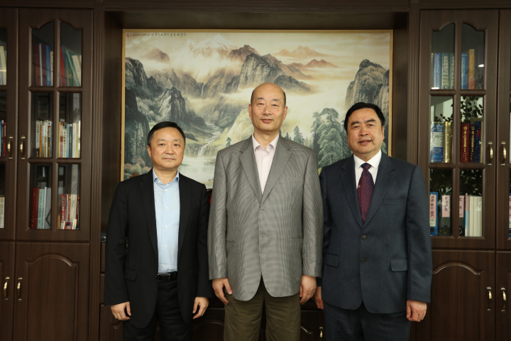 1496508364129261.jpg 4-赵振元董事长与傅文彪董事长、卞家骏总裁在赵振元同志的办公室亲切合影.jpg