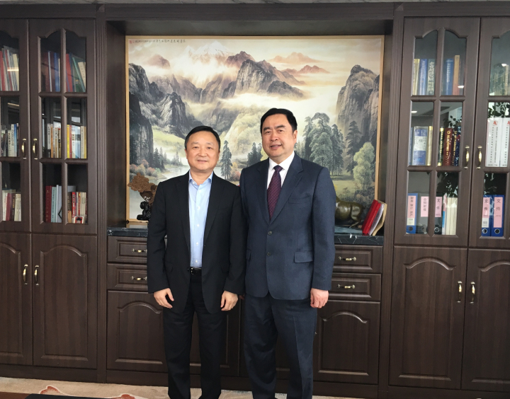 1496508399861832.jpg 6-赵振元董事长与卞家骏总裁在赵振元同志的办公室亲切合影.jpg