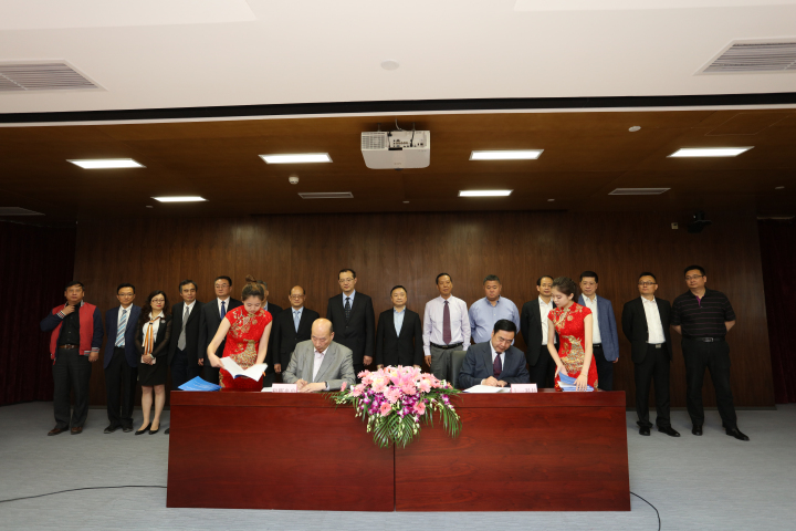 1496508491129241.jpg 10-赵振元董事长与傅文彪董事长代表双方签约.jpg