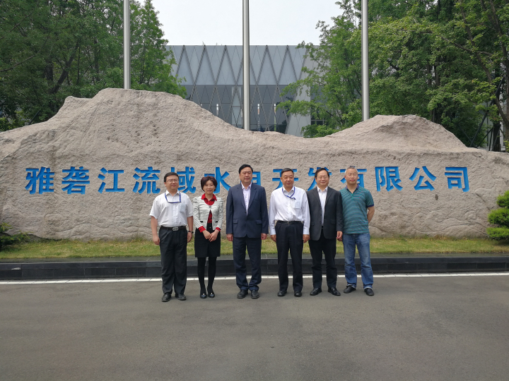 1-赵振元董事长一行与雅砻江祁宁春总经理、吴世勇副总经理、战略发展部副主任周永与亲切合影.jpg