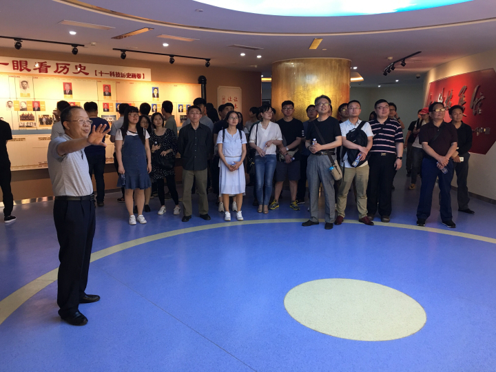 2-院史办陈巍主任为杭州分院干部员工讲解展馆展示内容.jpg