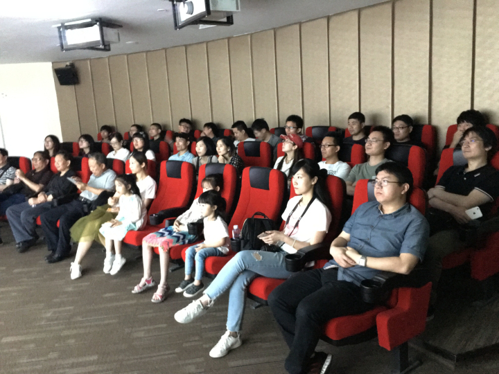 3-杭州分院干部员工在展馆放映厅观看十一科技宣传片.jpg